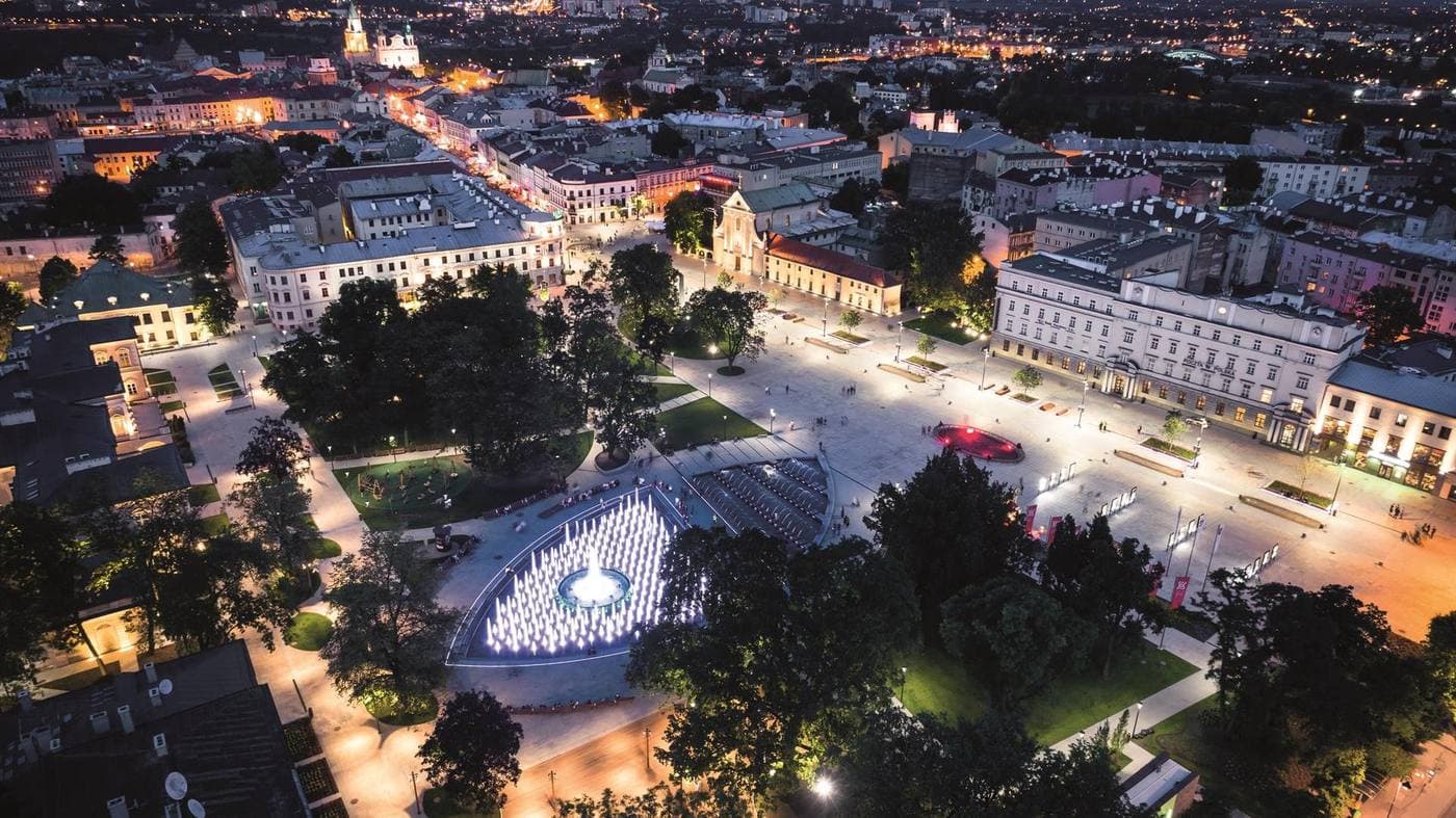Plac Litewski z fontanną multimedialną nocą, z lotu ptaka