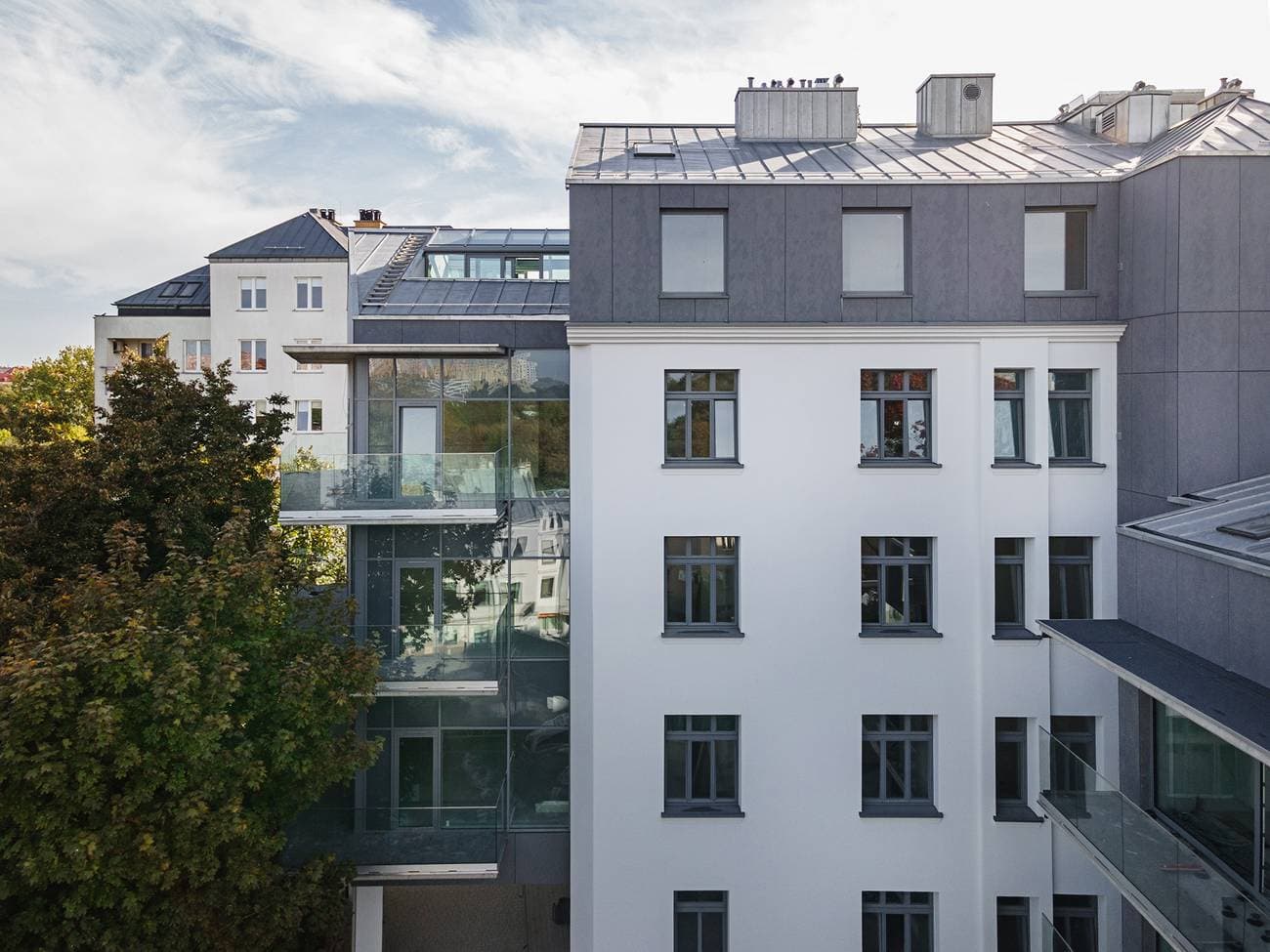Mosiężne portale drzwi apartamentów